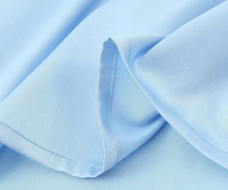 Completo top con nodo a farfalla e pantaloni in raso da donna estate 2024_voghion.com