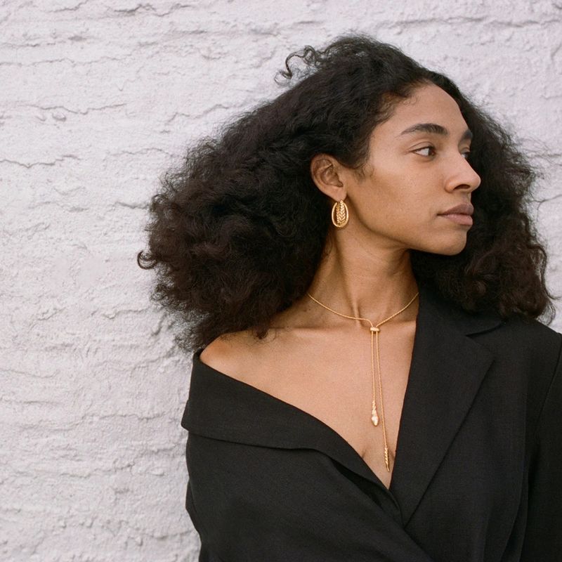 Collana con pendente a forma di testa di serpente a spirale lunga in oro alla moda per donna - Pezzo distintivo regolabile per outfit eleganti. Catena per maglione per donna_voghion.com