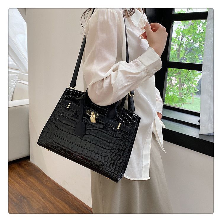 Pelle lucida con motivo coccodrillo per donna 2023 Nuova celebrità di lusso leggera per pendolari ad alta capacità Moda versatile_voghion.com