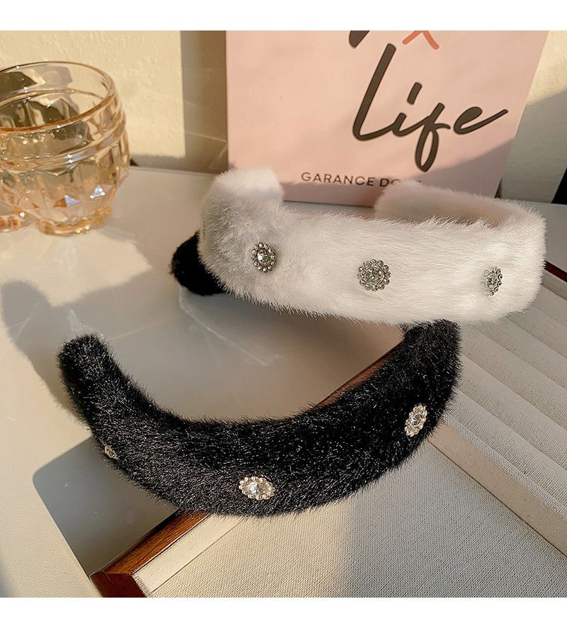 White rhinestone wide edge band for women in autumn and winter, high-end plush clip he, 2023 new hair accessory_voghion.com
