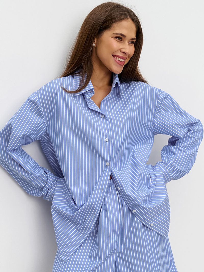 Completo casual da donna con camicia e pantaloncini in cotone a righe - Look primaverile ed estivo alla moda - Due pezzi traspiranti e comodi_voghion.com