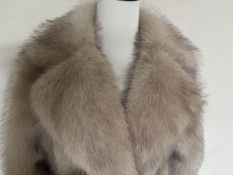 "Damen Kunstfuchspelzjacke – Locker sitzender Wintermantel, kurzer Anzugkragen, umweltfreundlich, S-XL"_voghion.com