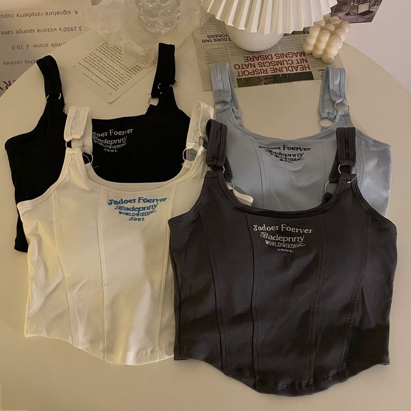 Kuuma tüdruku kevadsärgi tikitud kirjaga kitsas lõige ja rinnahoidjaga ülaosa_voghion.com