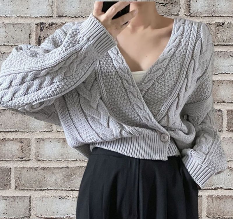 2024 nouveau style coréen tempérament gris cardigan à un bouton Fried Dough Twists à manches longues col en V pull extérieur skinny_voghion.com