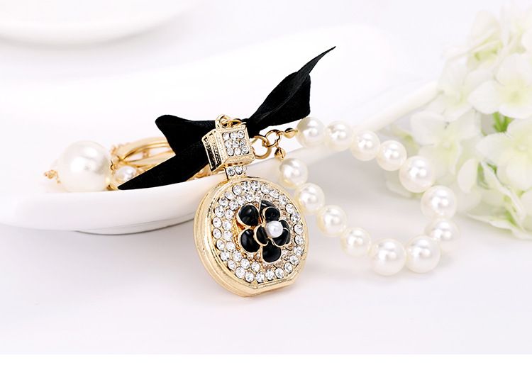 Porte-clés en alliage en forme de nœud papillon, pendentif créatif en forme de bouteille de parfum, ornement suspendu en perles, version coréenne_voghion.com
