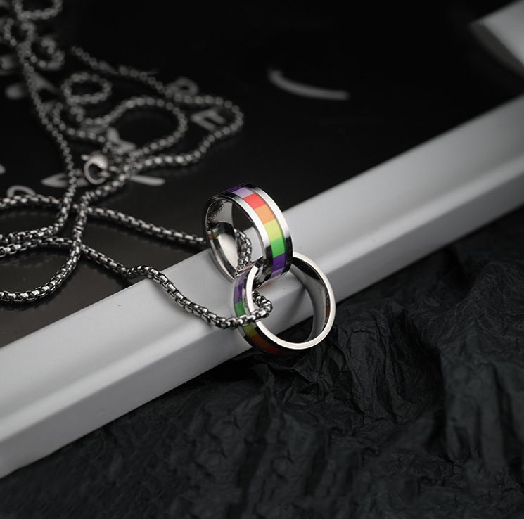Halsketten Doppelring Regenbogenring-Anhänger-Halskette, einfacher kalter Stil, Titanstahl, trendige Halskette, Herren-Paarschmuck_voghion.com