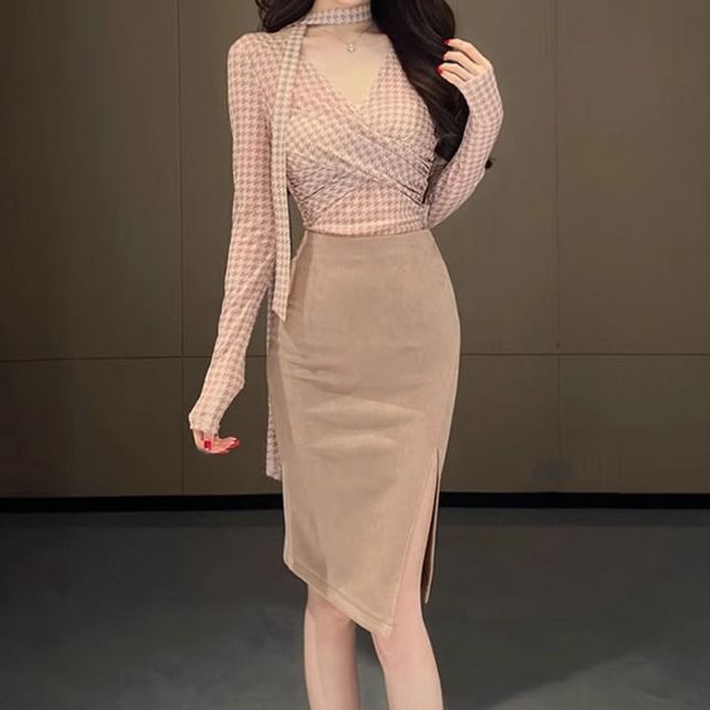 Maglia a maniche lunghe con stampa a rete e scollo a V incrociato Pure Desire per donna, gonna aderente con spacco a vita alta in stile Royal Sister, primavera 2025_voghion.com