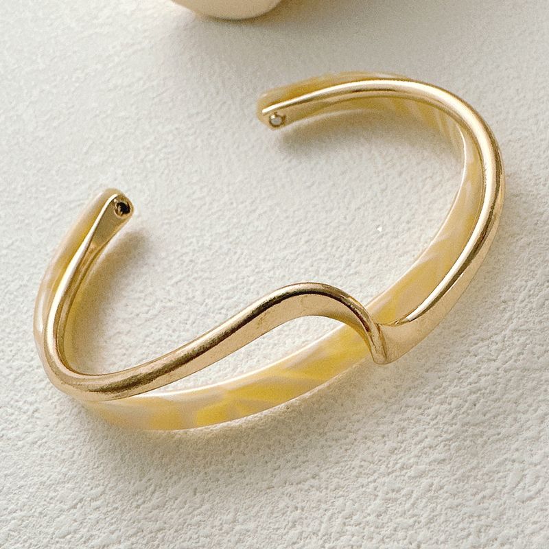 Neues Nischenlicht-Luxus-High-End-Gefühl Perlmuttplatte Verdrehtes Goldfarbenes weibliches minimalistisches Zirkonarmband_voghion.com