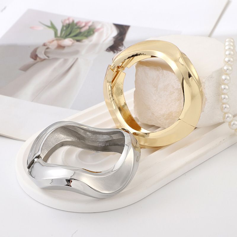 Modisches, unregelmäßiges, neues, glattes High-End-Armband mit offener Metallstruktur_voghion.com