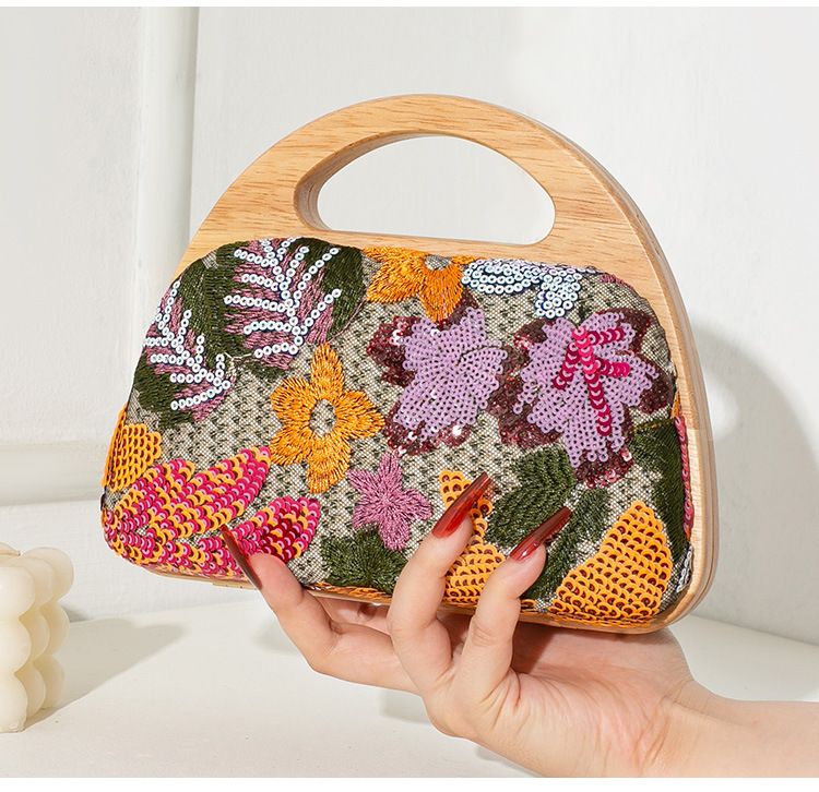 Pochette de soirée bohème en bois et osier avec tulle brodé et chaînette amovible, idéale pour les mariages bohèmes chics et les fêtes d'été._voghion.com