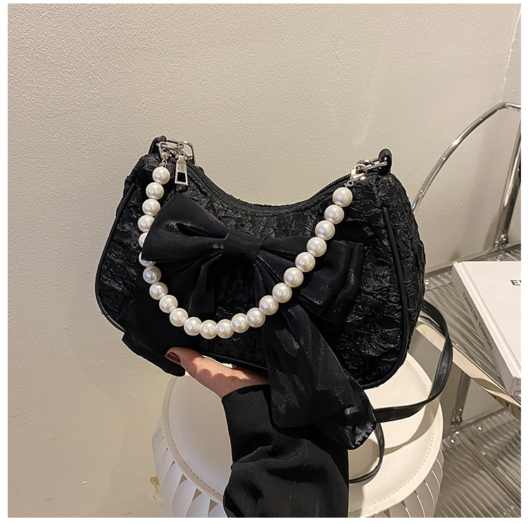 Il popolare fiocco di quest'anno per la primavera 2024 delle donne, la nuova borsa a tracolla singola sotto le ascelle con perle trendy e alla moda_voghion.com