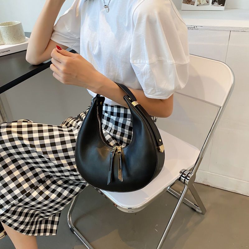 La nuova borsa di nicchia di quest'anno, borsa a mezzaluna a mezzaluna con spalla singola e ascellare di fascia alta da donna_voghion.com