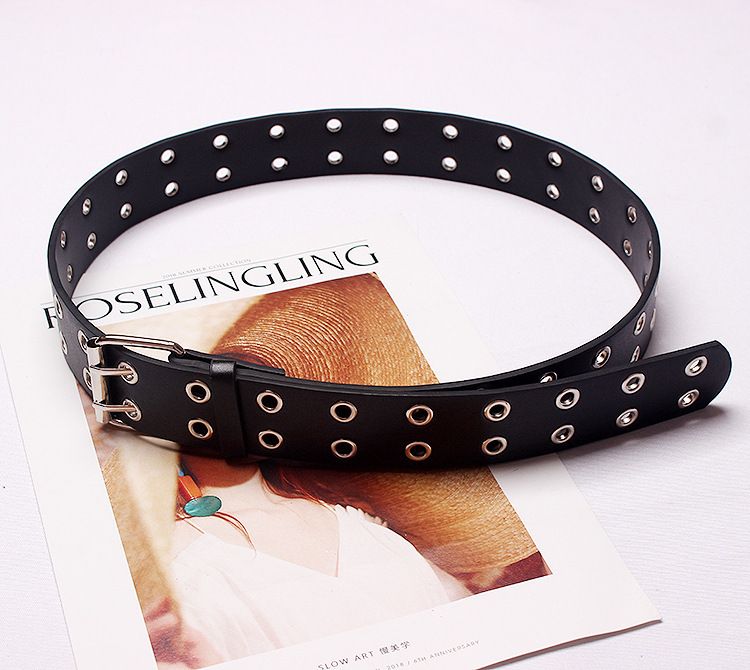 Cintura punk da donna in pelle e metallo traforato con doppia fila di occhielli, tendenza hip-hop_voghion.com