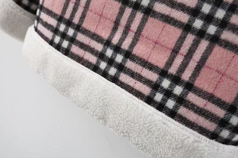 2021 neue Winterjacke für Mädchen mit karierten Nähten und samtverdicktem Revers, kommt mit Bärenanhänger 1285_voghion.com