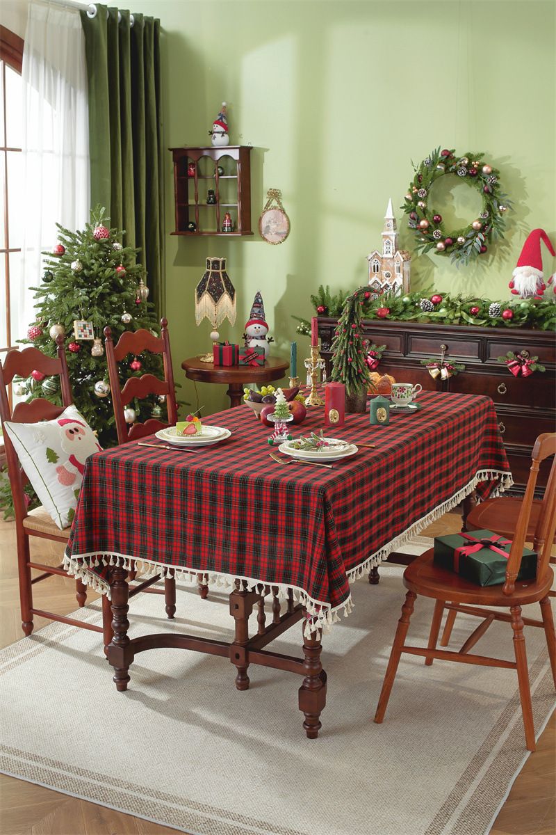Lillian 25 Neue, individuell gefertigte, garngefärbte Polyester-Baumwoll-Weihnachts- und Kaffeetischdecken mit rotem Karomuster, Goldfaden-Dekor und Quasten_voghion.com
