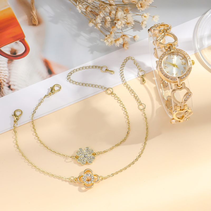 Modisches Set aus herzförmiger, diamantbesetzter Hohluhr und vierblättrigem Kleeblatt_voghion.com