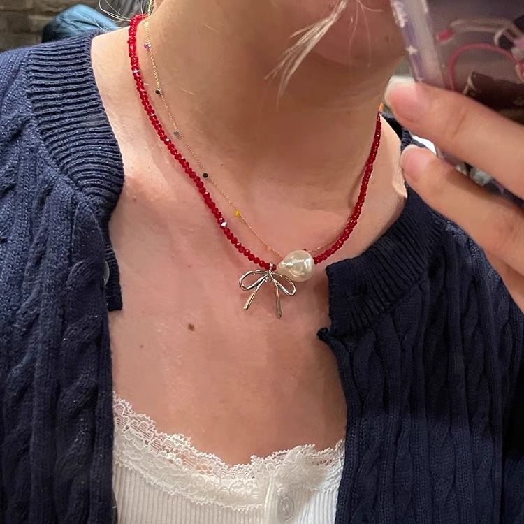 Collana con ciondolo in acrilico rosso e argento con superficie tagliata e perline fatte a mano, con perline barocche bianche, per donna_voghion.com