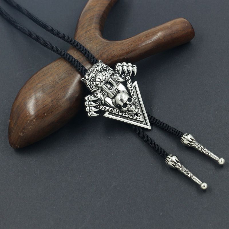 Collana da uomo con cravatta Poirot in denim, corda di Milano, astrolabio in argento con alce d'argento, mucca d'argento divoratrice di anime, scheletro di osso di tigre d'argento e ala_voghion.com