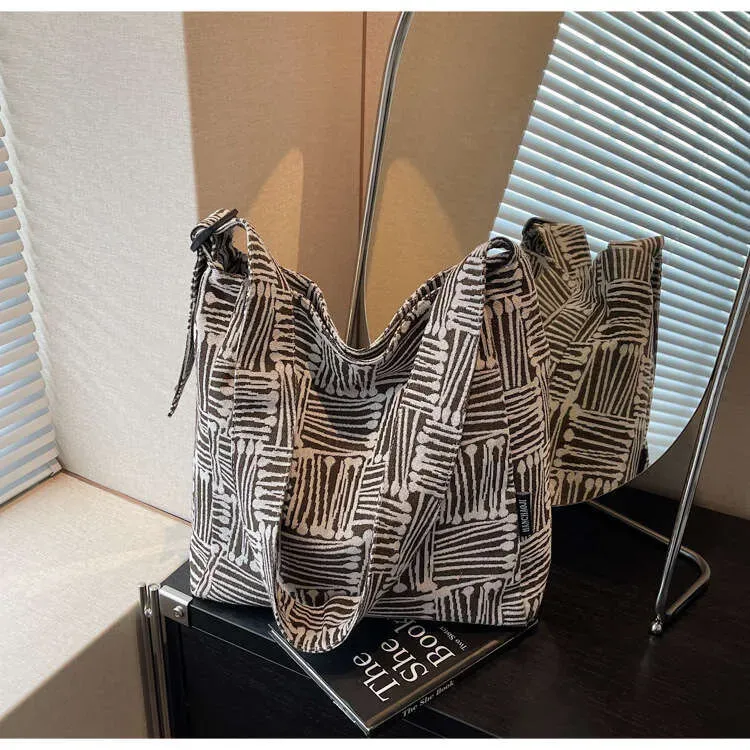 Farblich gestreifte, strukturierte Schultertasche aus Webstoff für Studentinnen – lässig und einfach für den Sommer._voghion.com