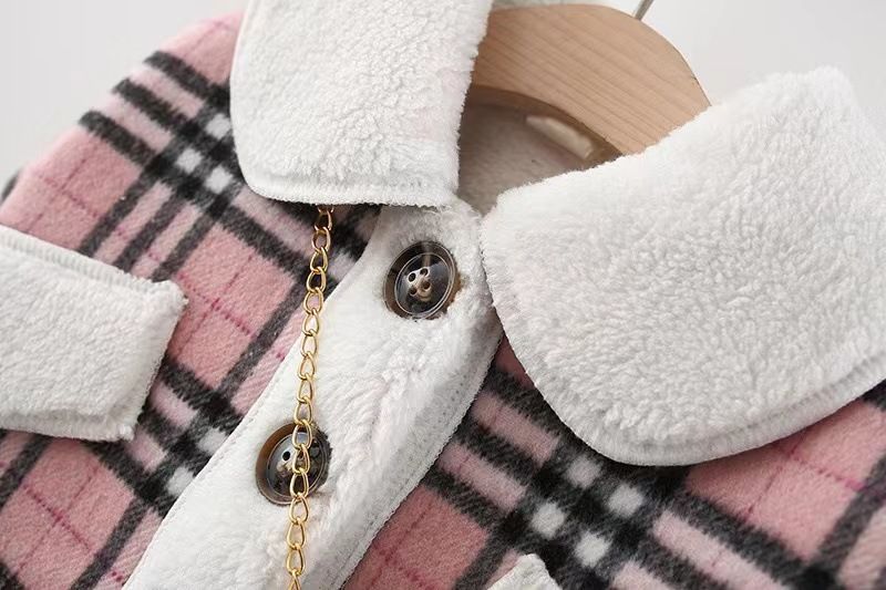 2021 neue Winterjacke für Mädchen mit karierten Nähten und samtverdicktem Revers, kommt mit Bärenanhänger 1285_voghion.com