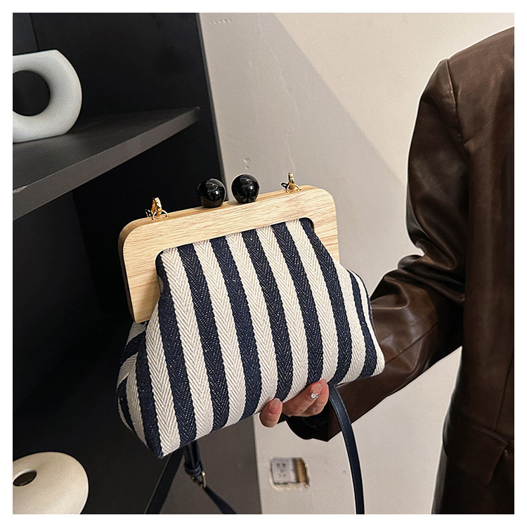 2024 Borsa da donna nuova Borsa a tracolla in tela con clip in legno a righe Borsa a tracolla con una spalla alla moda e raffinata_voghion.com