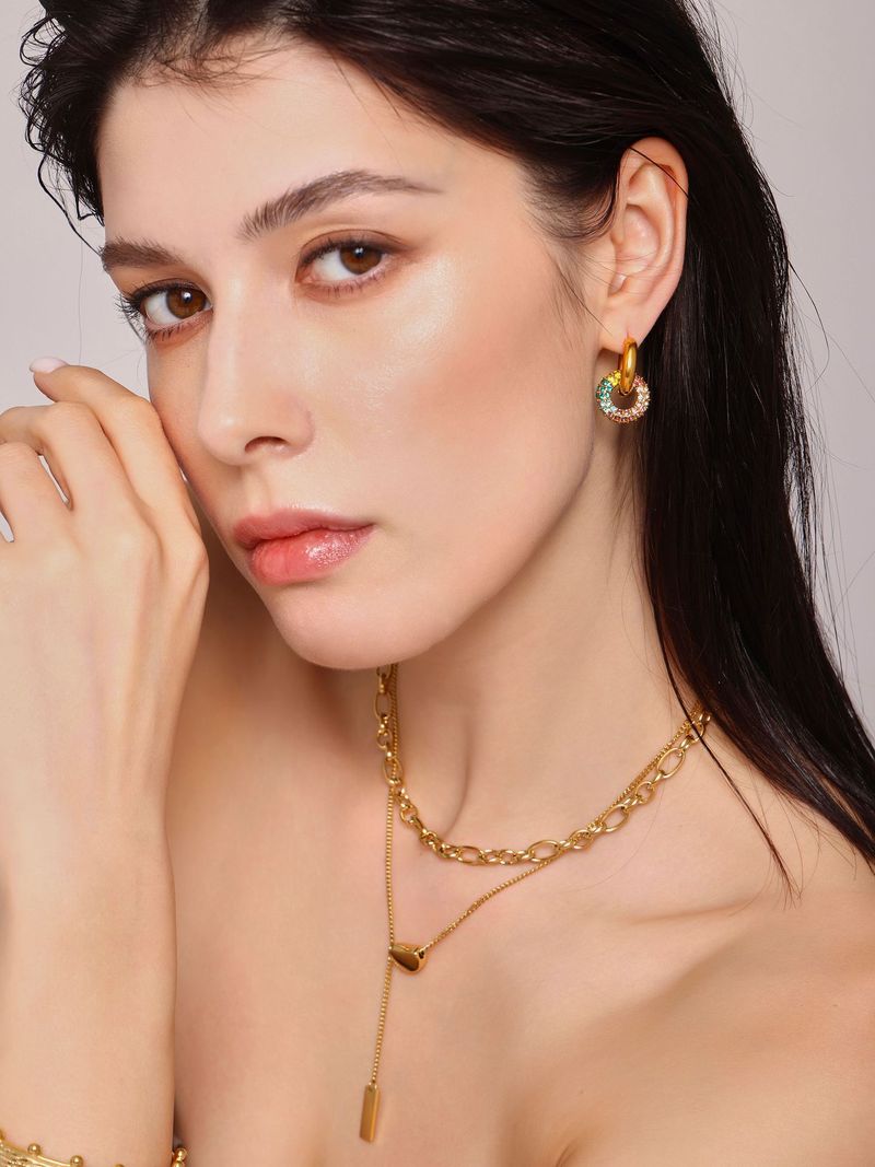 Ohrringe im minimalistischen Stil „Sugar Cube“ mit farbenfrohen, mit Strasssteinen besetzten runden Anhängern für Damen, aus Titanstahl gefertigt und farbecht._voghion.com