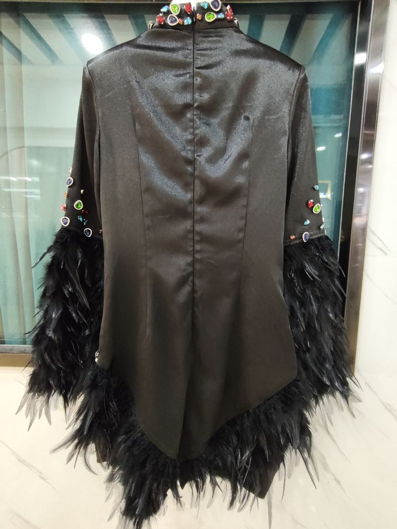 Elegante minivestido de fiesta con plumas y cuentas, cuello alto y mangas largas para mujer: un glamuroso vestido de noche para banquetes y cócteles._voghion.com