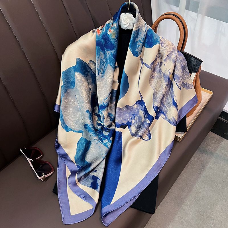 Sciarpa quadrata esterna da donna con piccolo fiore fresco blu e bianco in seta con protezione solare e temperamento da spiaggia_voghion.com