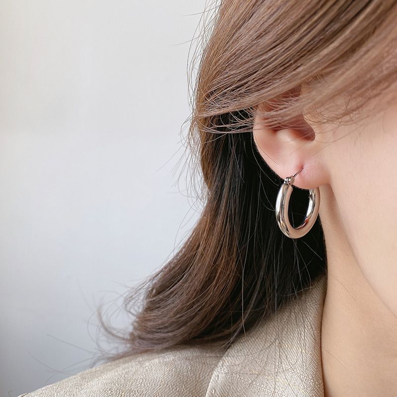 Cirkeloorbellen voor vrouwen in stijl niche-ontwerp kleine eenvoudige koude stijl persoonlijkheidsoorbellen oorbellen_voghion.com