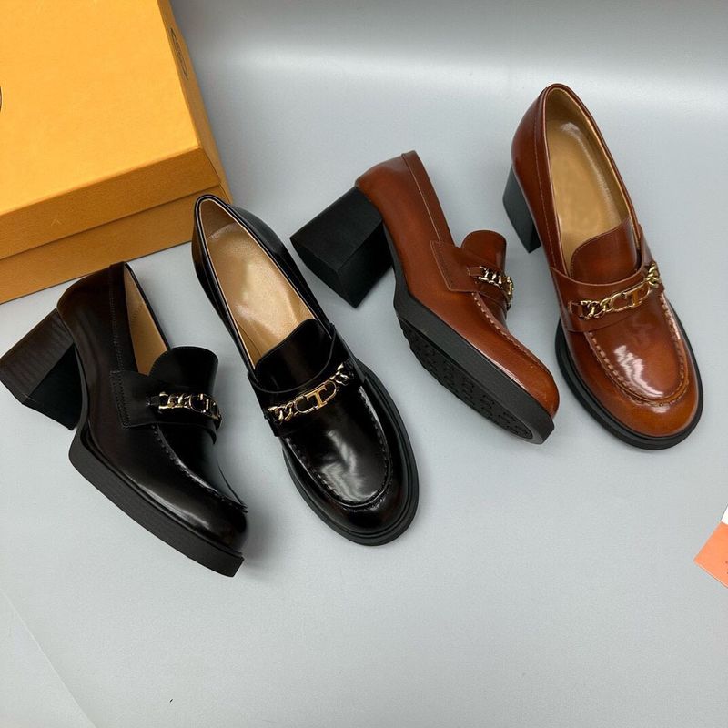 24 Nuove scarpe da donna con tacco largo e fibbia a T in pelle di mucca nera con catena, all'inizio della primavera, semplici e semplici._voghion.com