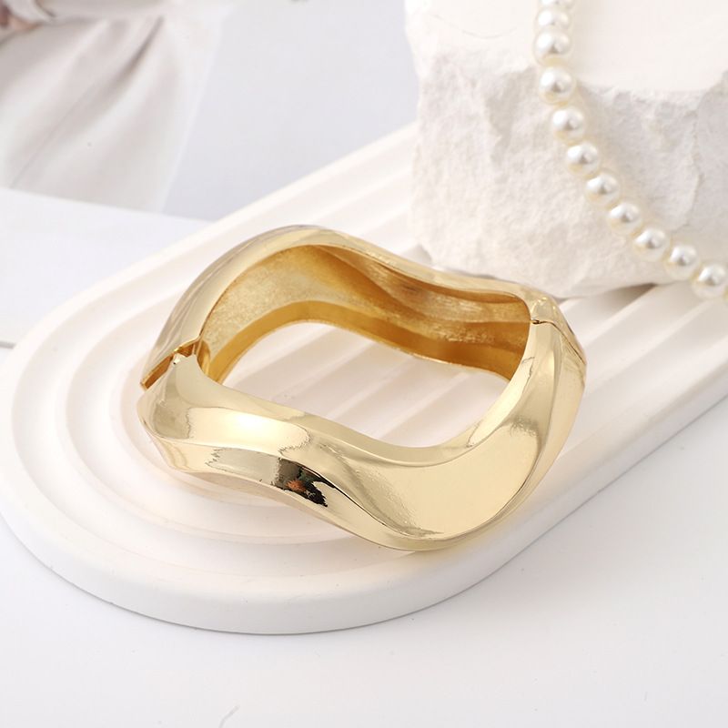 Modisches, unregelmäßiges, neues, glattes High-End-Armband mit offener Metallstruktur_voghion.com