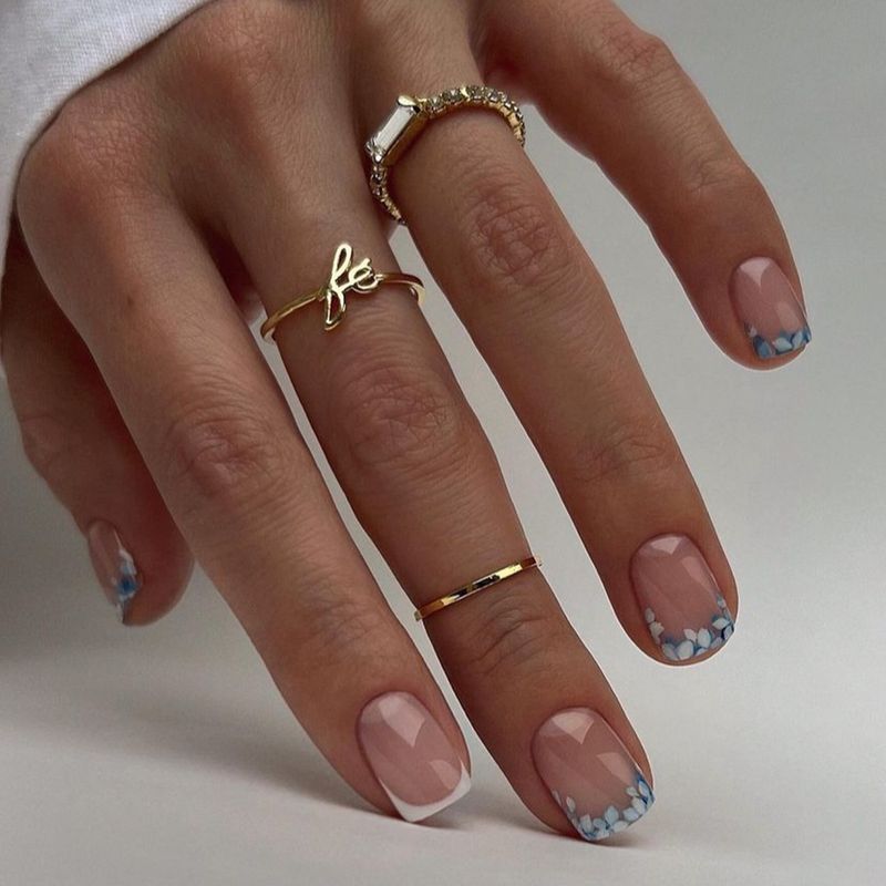 LC155 French Floral Press-On Nails – Unghie finte corte e quadrate, design vintage ed elegante, riutilizzabili e facili da applicare, con colla gelatinosa e lima_voghion.com