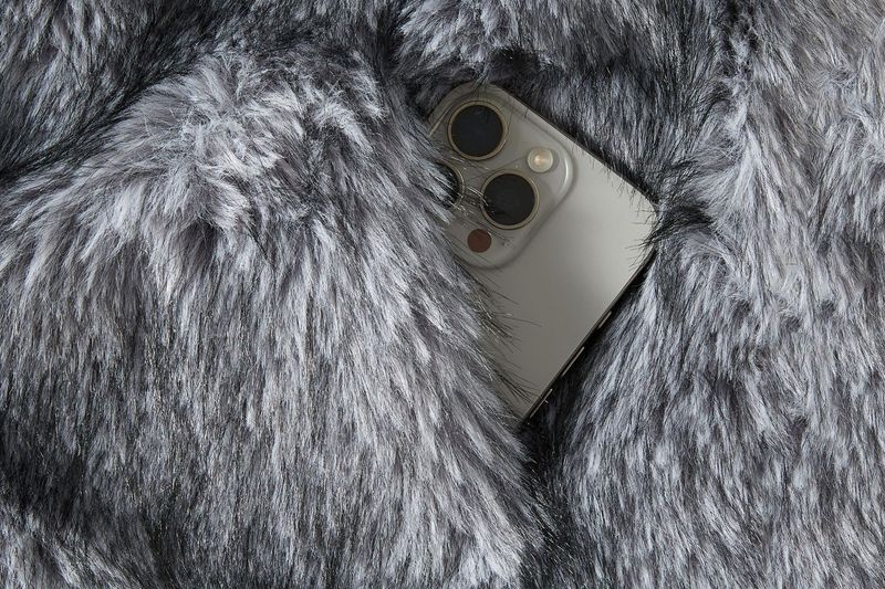 Luxuriöser Kunstpelzmantel mit breitem Revers – modische Winterjacke für Damen in mehreren Farben (Weiß, Grau, Schwarzweiß, Beige, Braun, Gestreift, Creme)_voghion.com