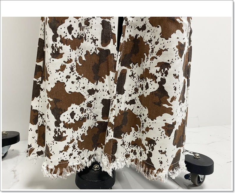 jeans da donna fondo bianco stampa marrone pantaloni svasati a vita alta spot_voghion.com