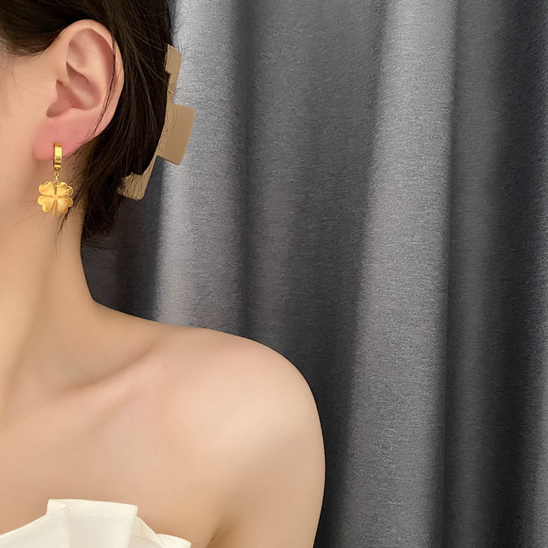 Los pendientes de acero de titanio de gama alta con diseño de nicho y colgante de trébol no se desvanecen en primavera, nuevas joyas de estilo ins_voghion.com