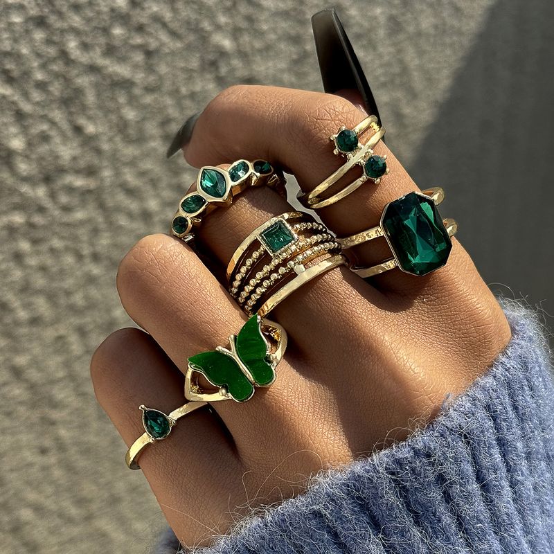 Set di sei anelli unici con diamanti intarsiati verdi, nuovi e leggeri_voghion.com