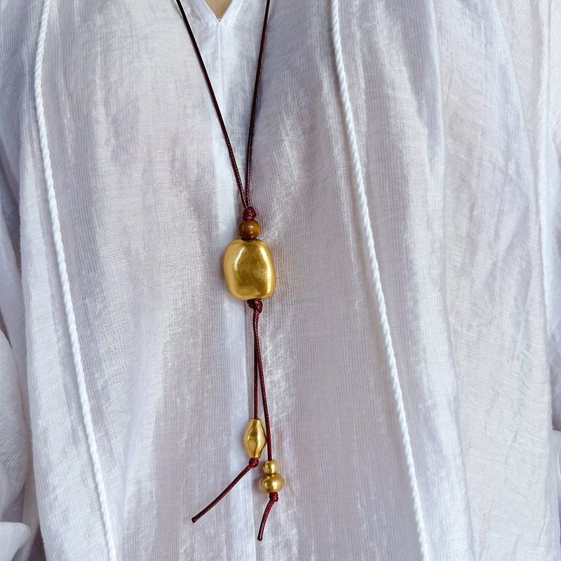 Collier pendentif géométrique pour femme avec cordon en cuir rouge, pièce de déclaration en laiton fait main pour un style bohème chic_voghion.com