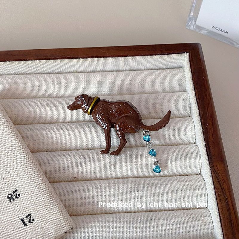 Spilla a forma di cuore con strass, sciarpa e maglione, con cucciolo bizzarro e dal design unico e divertente, a forma di cane che fa la cacca._voghion.com