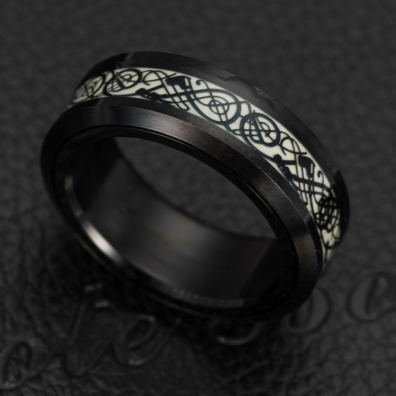 Gli uomini trasformano l'anello del drago che si illumina al buio in un anello rotante per ridurre lo stress_voghion.com