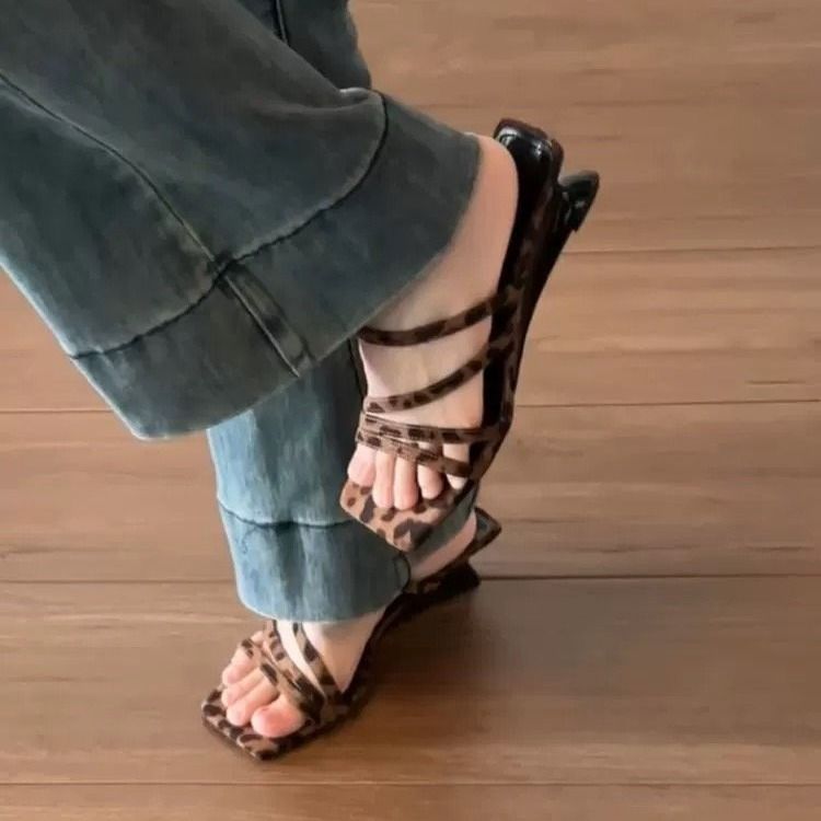 Keilabsatz Leopardenmuster Französischer Stil Atemberaubende kleine Feenschuhe Neue Sommer Outdoor High Heel Elegante Sandalen_voghion.com