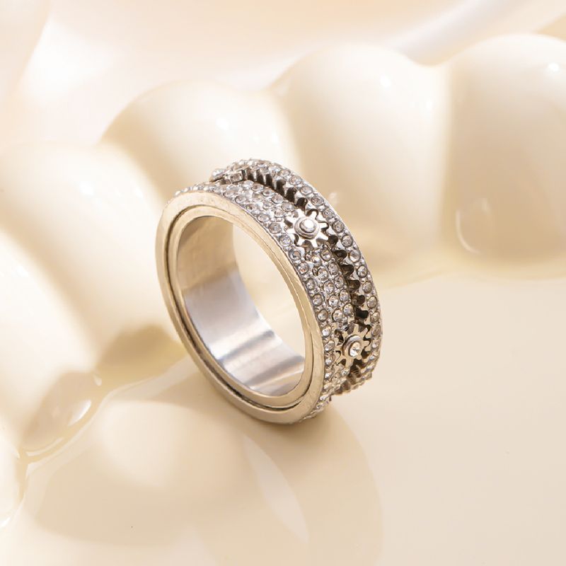 Anillo de diamantes giratorio con engranajes, moderno y versátil, con colores que combinan con todo._voghion.com