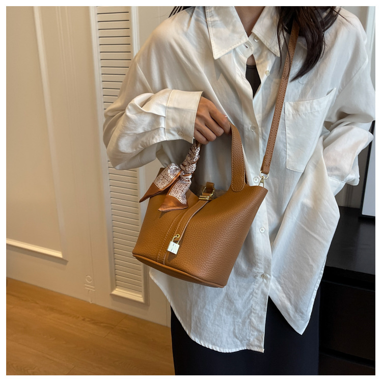 Small Fashion Versatile Portable Vegetable Basket Women's Bag 2023 New Fashionable and Fashionable Shoulder Bag Casual Texture Crossbody Bag_voghion.com