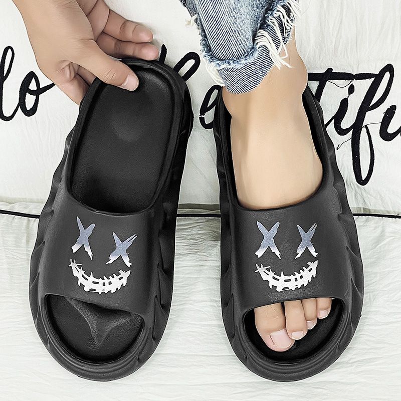 Chaussons Couple 4.0, semelle épaisse et hauteur accrue, pour l'intérieur comme pour l'extérieur. Ces chaussons sont antidérapants et dotés d'une ouverture en forme de poisson._voghion.com