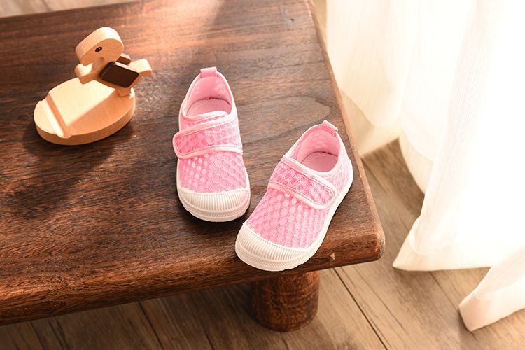 Scarpe da interno per bambini Nanlu in rete per ragazzi e ragazze, traspiranti casuali con velcro, in tinta unita e traforate_voghion.com