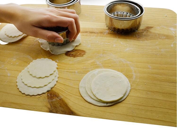 Kniddelenverpackungsform Press Dräi-Stéck-Set e Set vu blumefërmege ronne Wonton-Verpackung Kichen Edelstahl Kniddelenverpackung_voghion.com