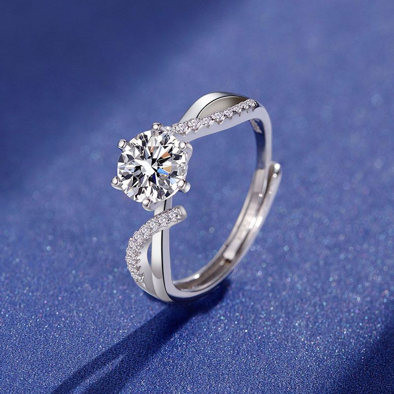 Broadcast Handwear Mikro-Ageleete Klassesche Kräiz Twist Six Claw Moissanit Ring fir Fraen Einfach_voghion.com