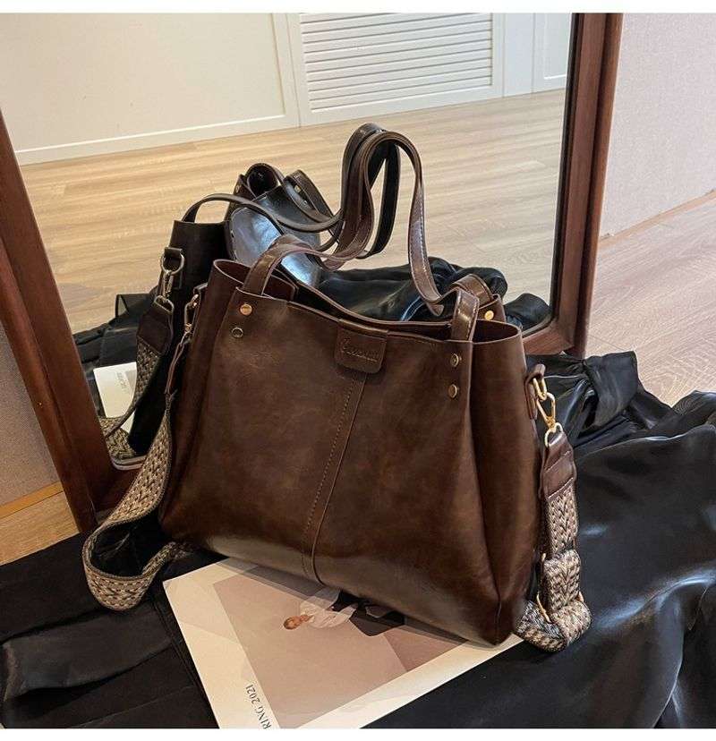 Tote per pendolari retrò di grande capacità in Europa e negli Stati Uniti 2023 nuova tracolla a tracolla con tracolla larga con texture a mano_voghion.com