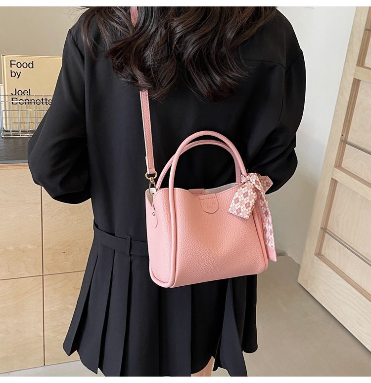 Nuova borsa da viaggio a mano 2024 per le donne, con un senso di lusso, semplicità, tendenza e una borsa a tracolla versatile in stile coreano, una popolare borsa a secchiello_voghion.com