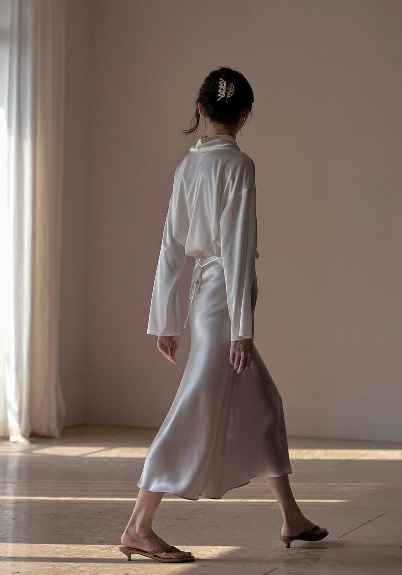 Sommerlicher, seidig glatter, schlank machender A-Linien-Rock aus japanischem Triacetat-Satin mit elastischem Bund und mittellanger Länge_voghion.com