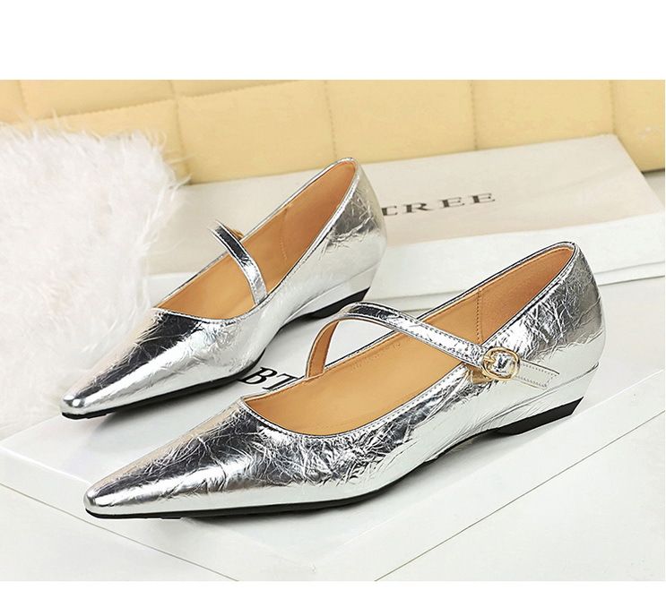 3683-13 Modische und stilvolle Damenschuhe mit flacher Öffnung, schrägem Absatz, diagonalem Strohhalm, dekorativem Handgriffmuster,_voghion.com